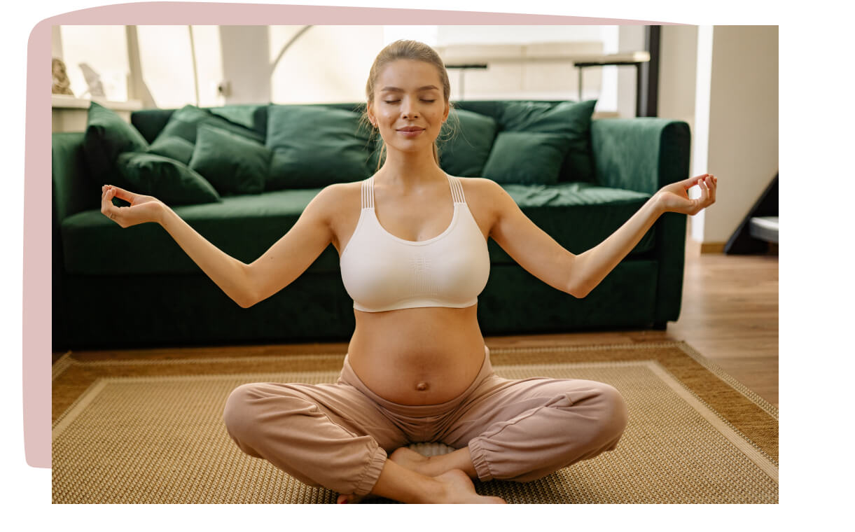 Schwangere Frau Meditation im Wohnzimmer