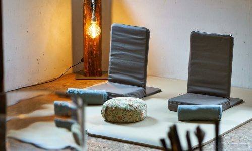 Kursraum HypnoBirthing mit Meditationskissen, Yogamatten und Kerzen